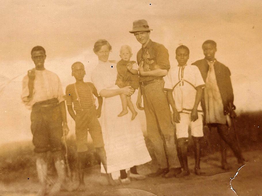 Thoralf Skolmen med kone, barn og innfødte fra zulu-stammen