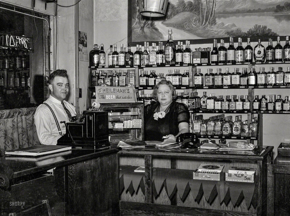 Sjef for Alamo-baren, og underholder Mildred Irwin – Nord-Platte, Nebraska, 1938