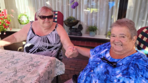 Halvsøstre født et par måneder fra hverandre finner hverandre som 75-åringer takket være MyHeritage DNA