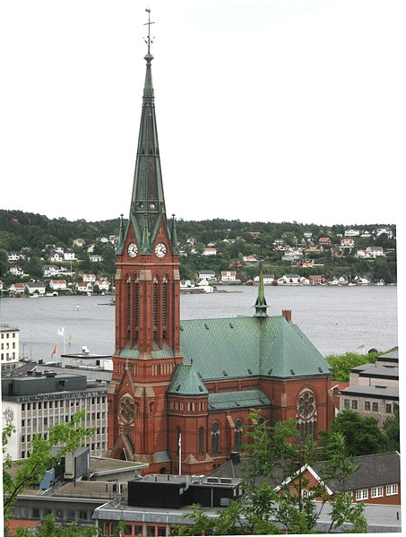 Arendal Kirke, zbudowany w stylu neogotyckim, zaprojektowany przez Christiana Fürsta i zainaugurowany w 1888 roku