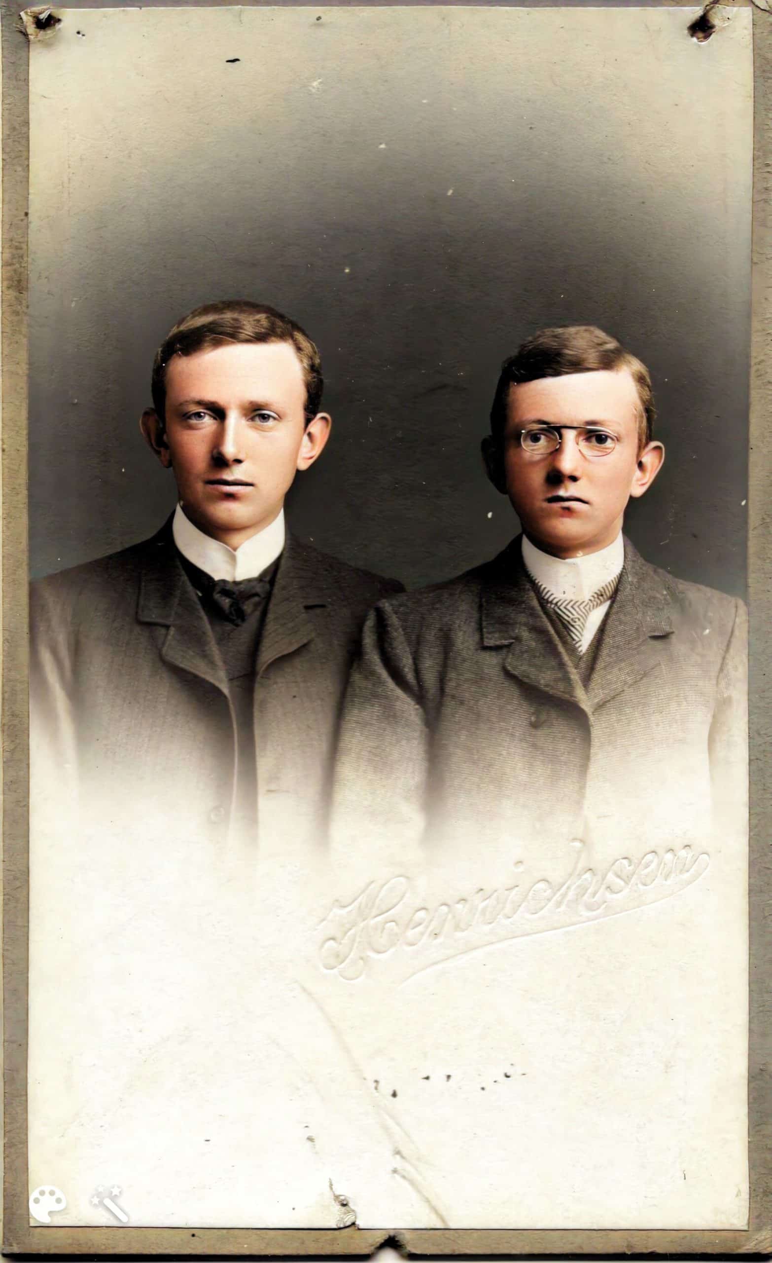 Bilde av de to brødrene Hauge, Torkild (tv) og Thomas (th). Bildet er fargelagt med MyHeritage InColor™