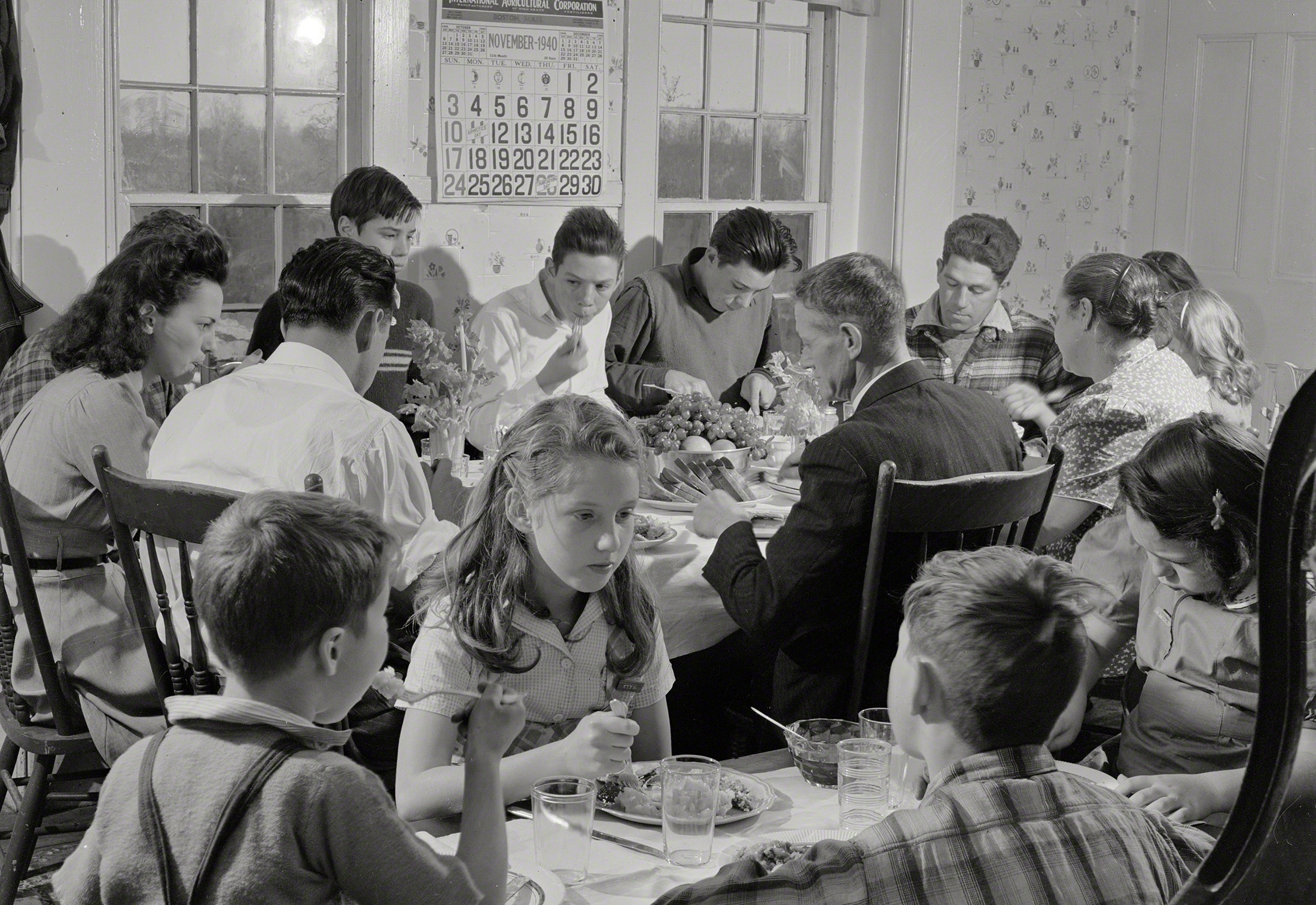 Familien til Timothy Levy Crouch, en Rogerene Quaker, på den årlige Thanksgiving-middagen – Ledyard, Conneticut, 1940. Fotograf: Jack Delano, Farm Security Administration