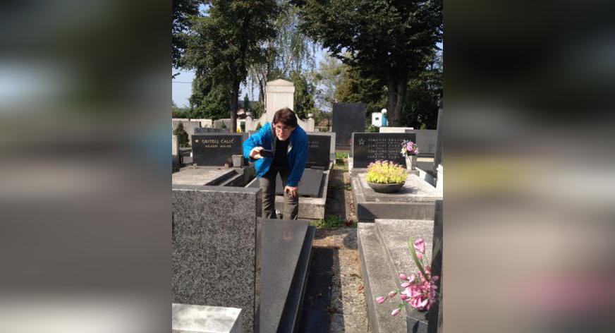 Reiser rundt i verden for å digitalisere kirkegårder
