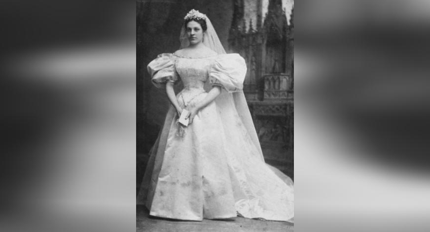 Stod brud i 120 år gammel kjole